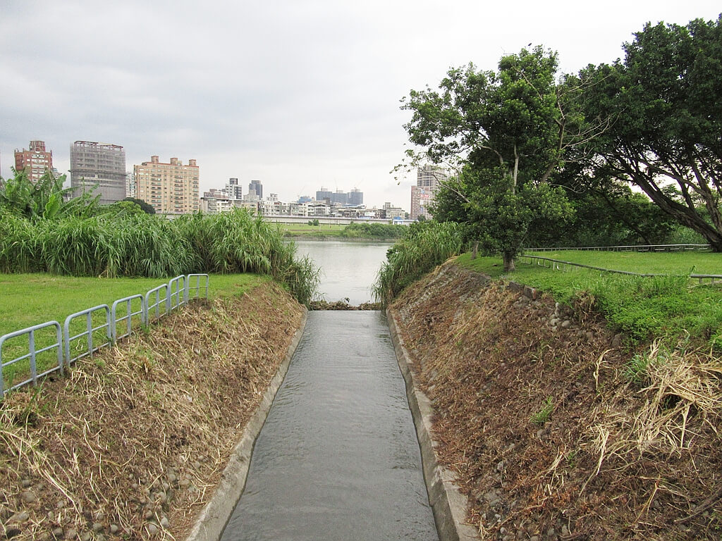 古亭河濱公園的圖片：即將流入新店溪的河水