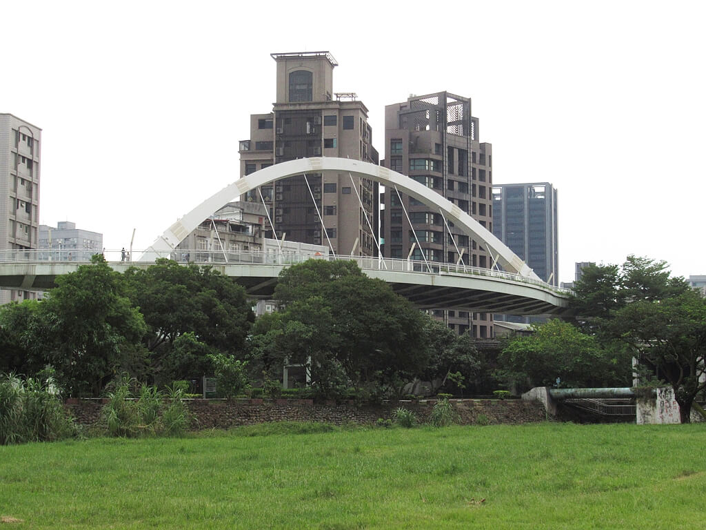 古亭河濱公園的圖片：白色拱型建築即為跨堤平台
