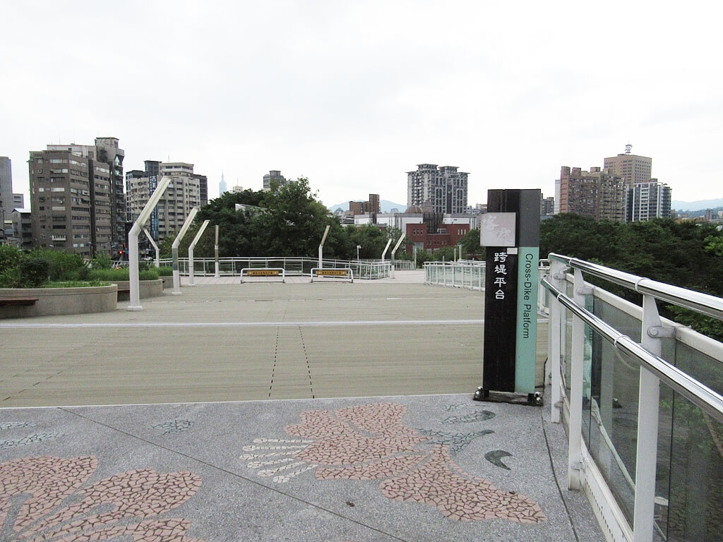 古亭河濱公園的圖片：跨堤平台上相當平坦