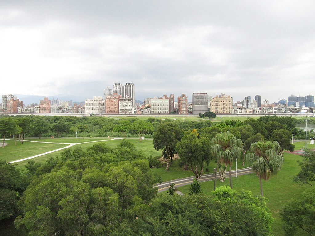 古亭河濱公園的圖片：跨堤平台看河濱公園（123655364）