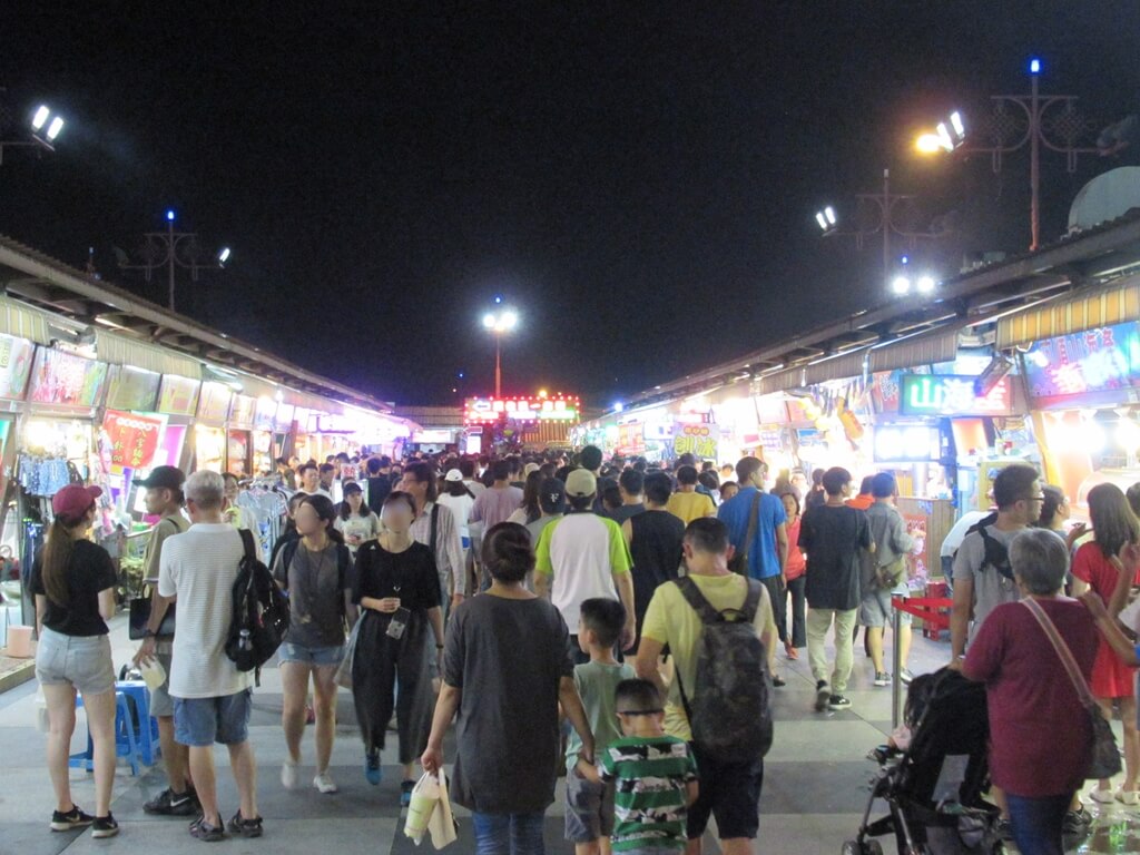 花蓮東大門夜市的圖片：快到T字路口的人潮
