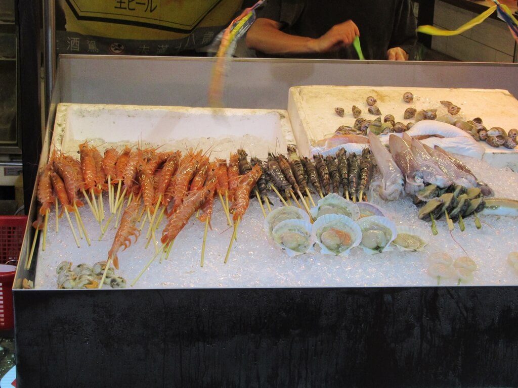 花蓮東大門夜市的圖片：冰上的海鮮，蝦類、貝類