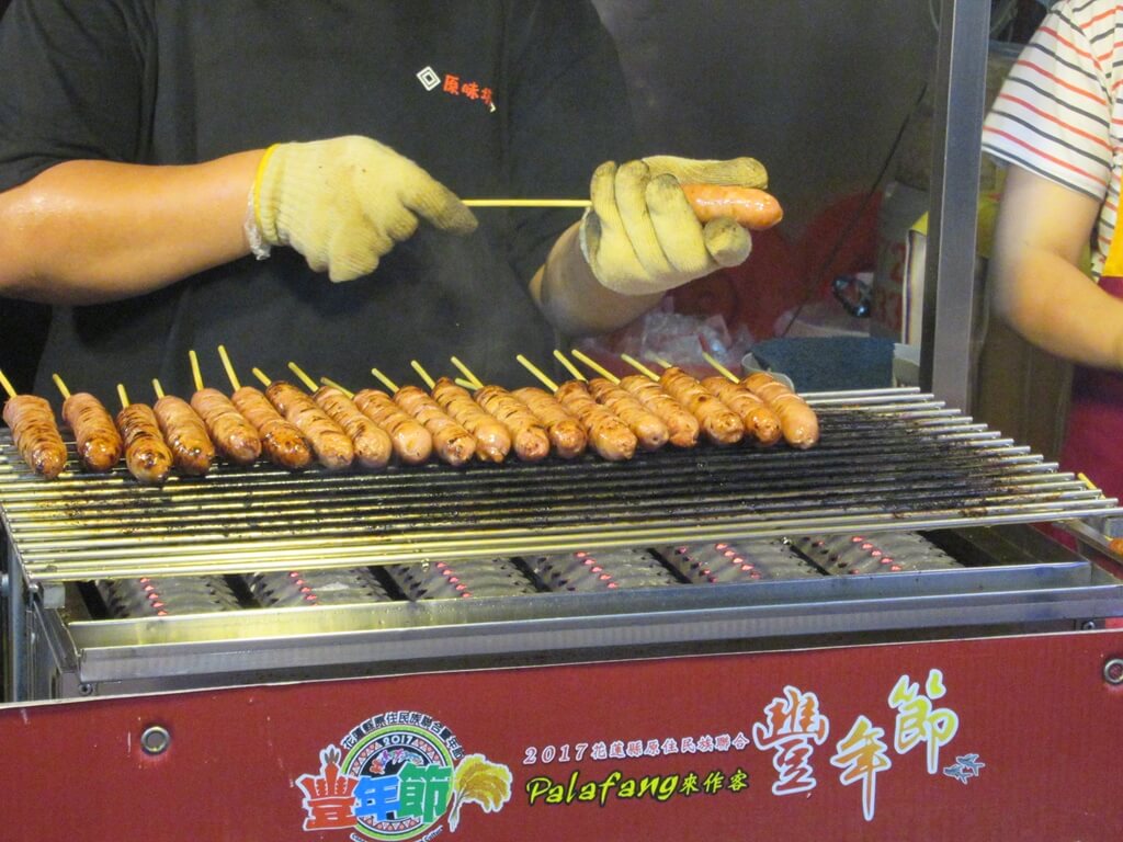 花蓮東大門夜市的圖片：正在烤香腸