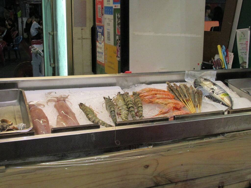 花蓮東大門夜市的圖片：魷魚、鮮蝦、鯖魚