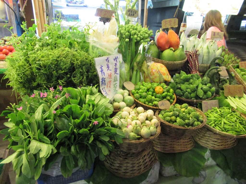 花蓮東大門夜市的圖片：各式蔬菜待料理
