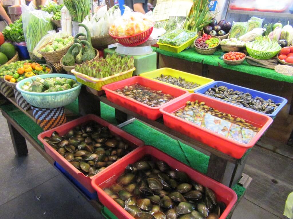花蓮東大門夜市的圖片：許多蔬菜、貝類待料理