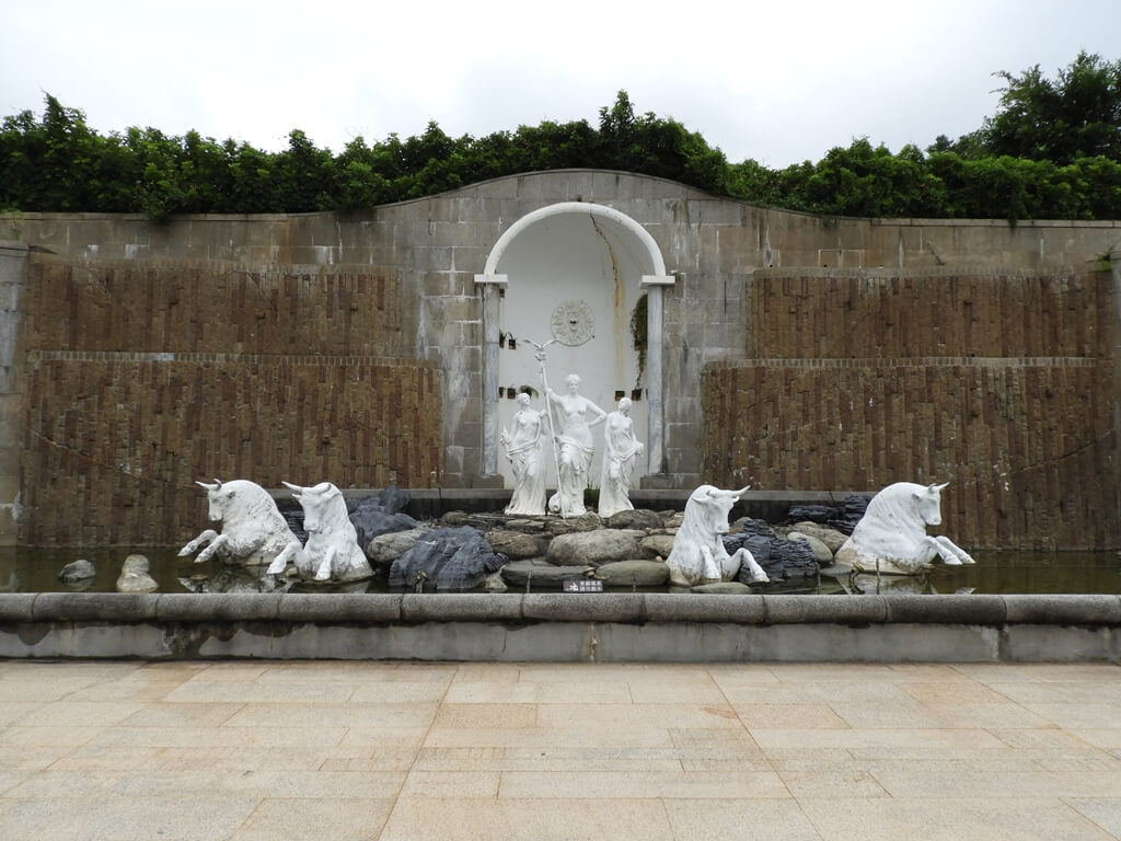 埔心牧場的圖片：歐式雕塑花園的噴水池及石雕像