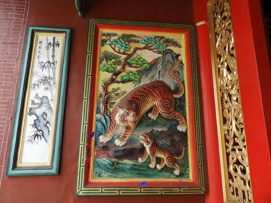 桃園文昌宮的圖片：道統門旁牆面上的老虎圖