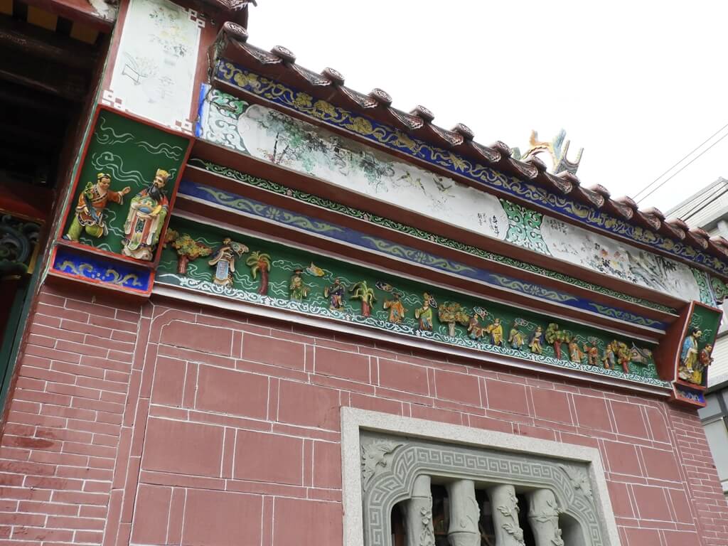 桃園文昌宮的圖片：屋簷下的各種浮雕