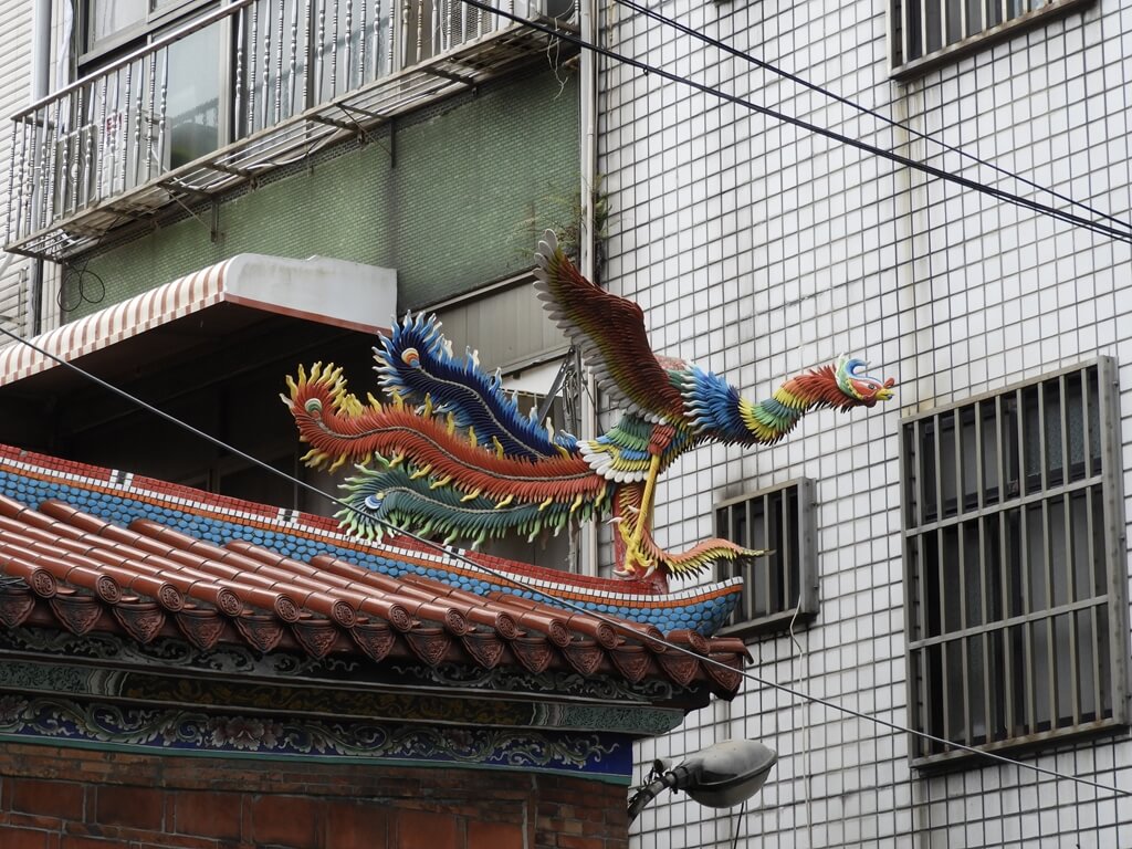 桃園文昌宮的圖片：文昌宮後方屋頂上的剪瓷雕