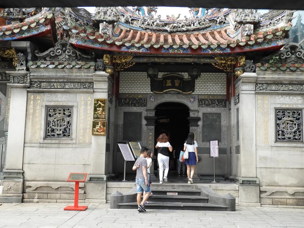 艋舺龍山寺的圖片：龍山寺龍門廳入口