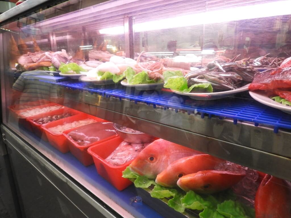 艋舺夜市（廣州街夜市）的圖片：海產店的冰箱