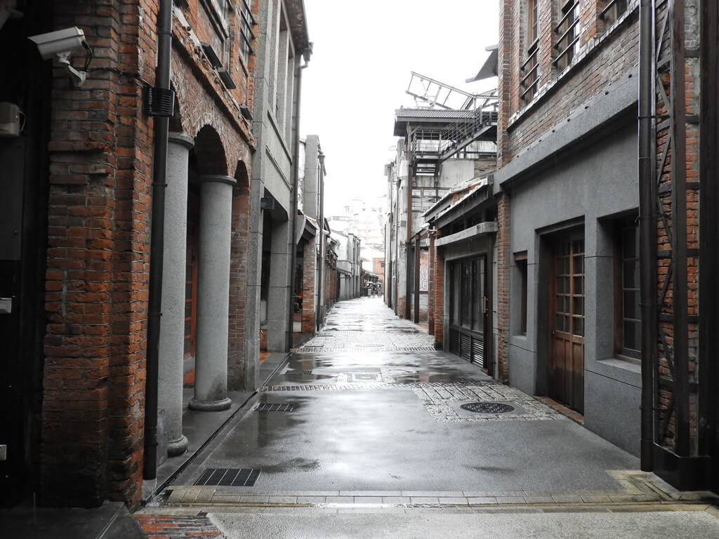 剝皮寮歷史街區的圖片：兩排老房子間的走道