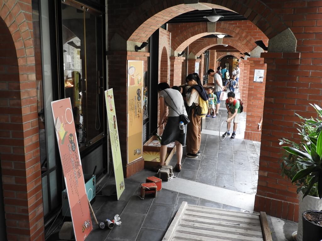 臺北市鄉土教育中心的圖片：戶外走廊的古玩童玩