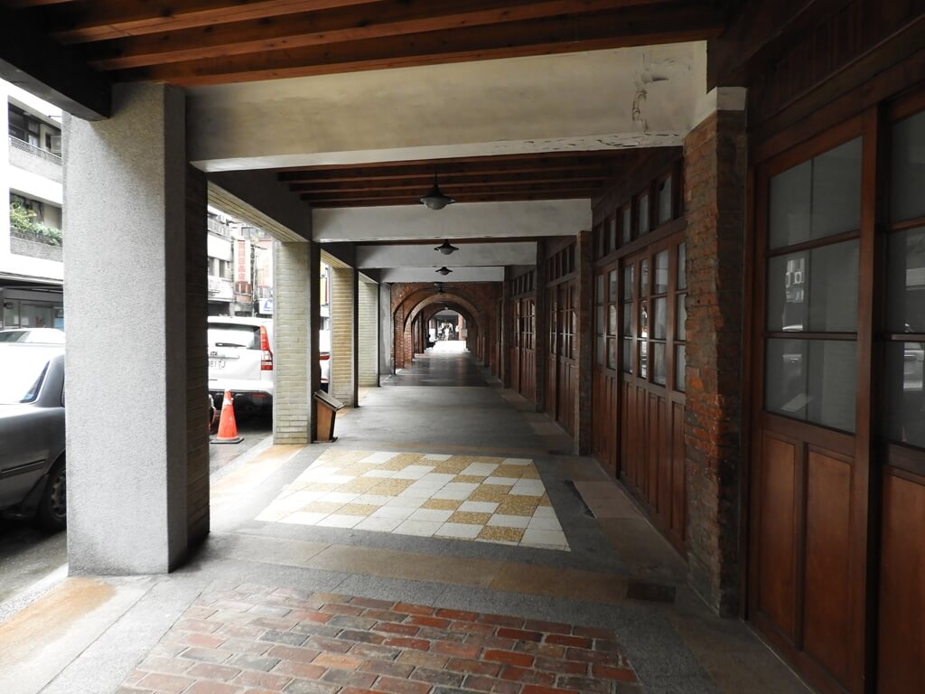 臺北市鄉土教育中心的圖片：廣州街旁的騎樓走廊街景