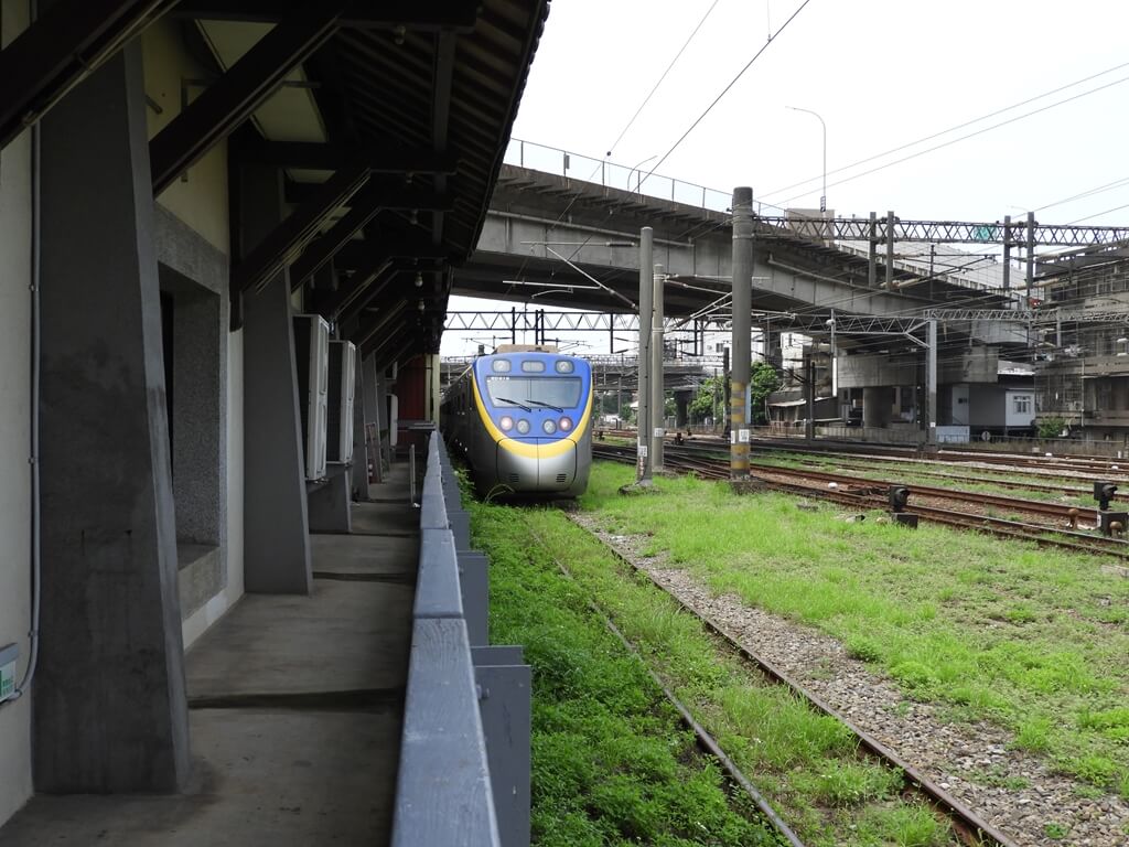 新竹市鐵道藝術村的圖片：追火車月台南下方向剛好有一輛區間車停靠