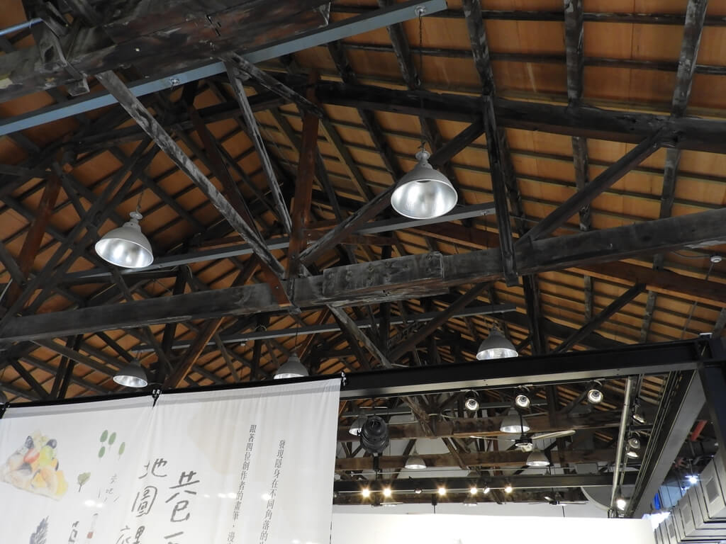 新竹市鐵道藝術村的圖片：屋頂上的樑木及吊燈