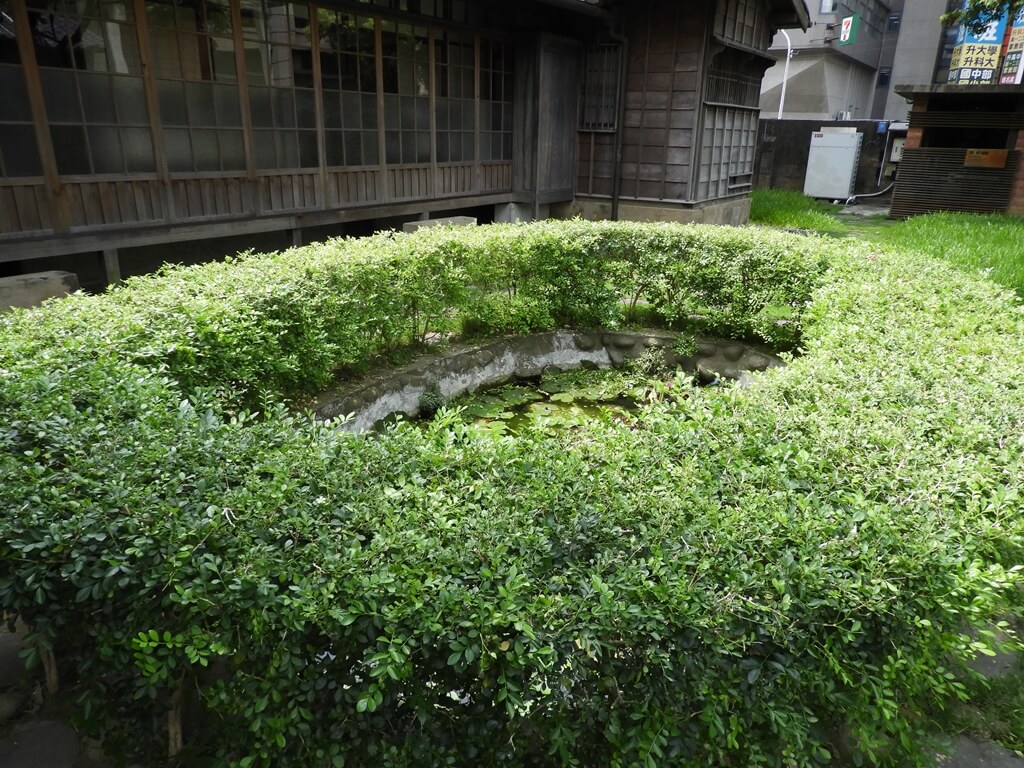 辛志平校長故居的圖片：院內的小水池