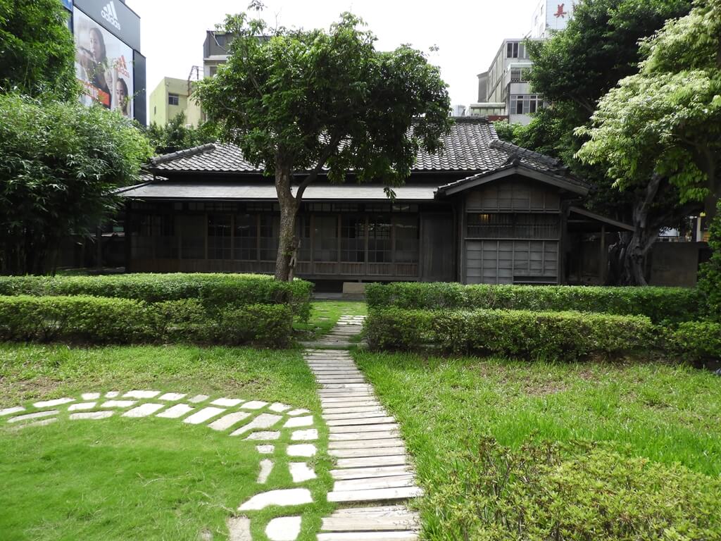 辛志平校長故居的圖片：校長故居後方日式建築外觀及庭園
