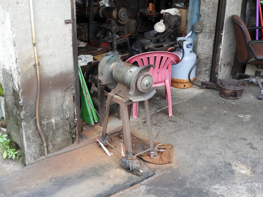 新竹縣關西老街的圖片：老街旁的砂輪機