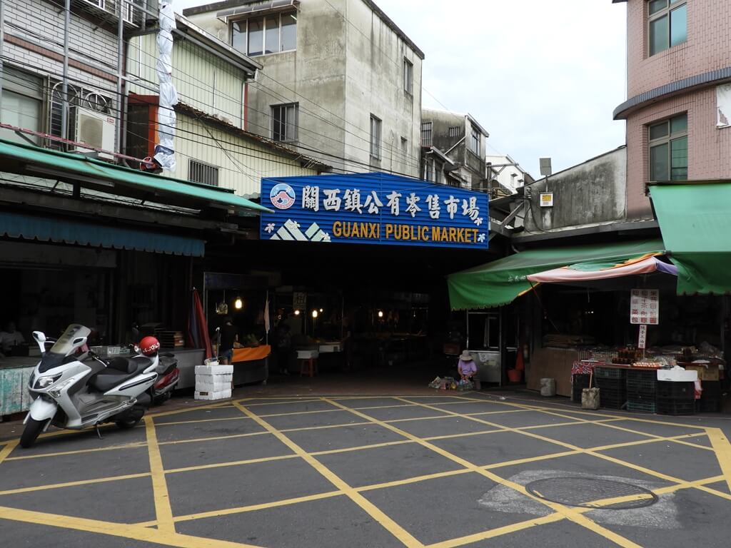 新竹縣關西老街的圖片：關西鎮公有零售市場入口