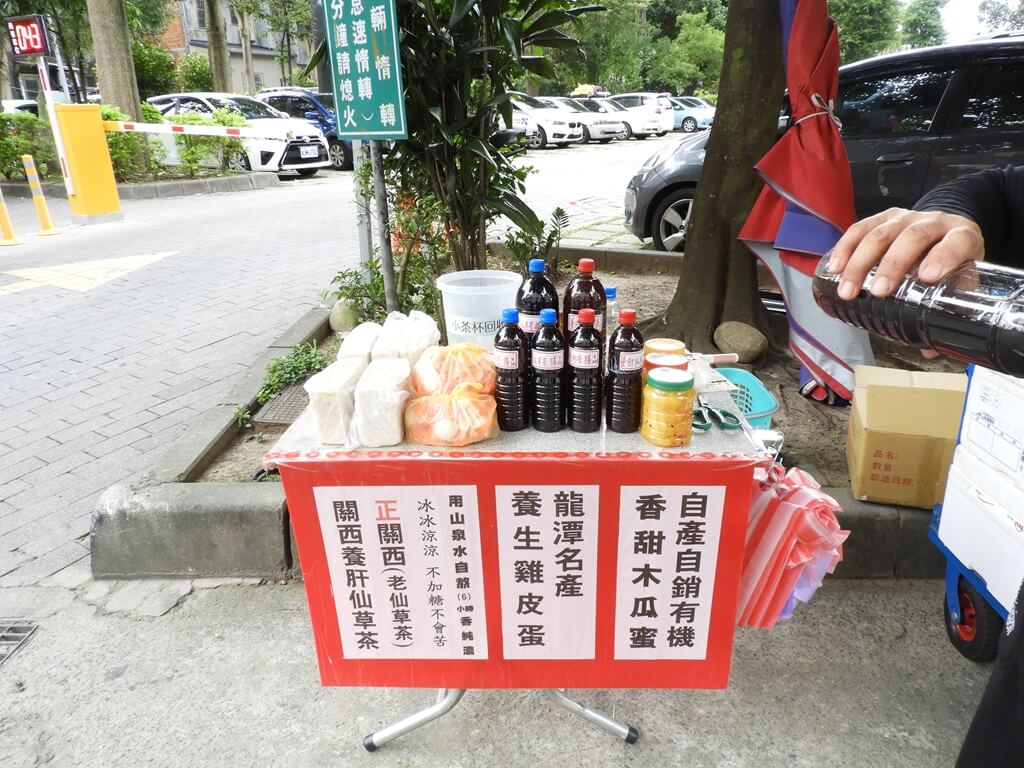 新竹縣關西老街的圖片：第一停車場前的仙草茶