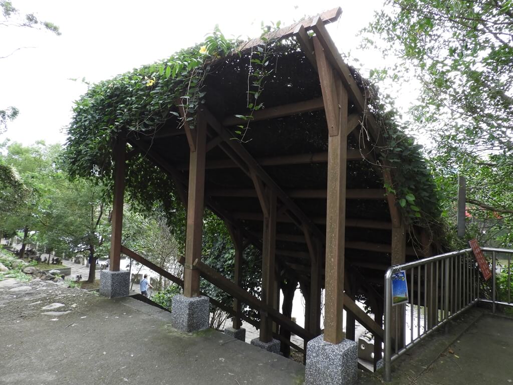 東安古橋（牛欄河親水公園）的圖片：前往牛欄河親水公園的階梯