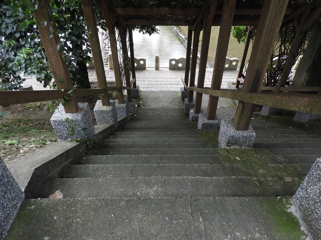 東安古橋（牛欄河親水公園）的圖片：階梯往下就是牛欄河