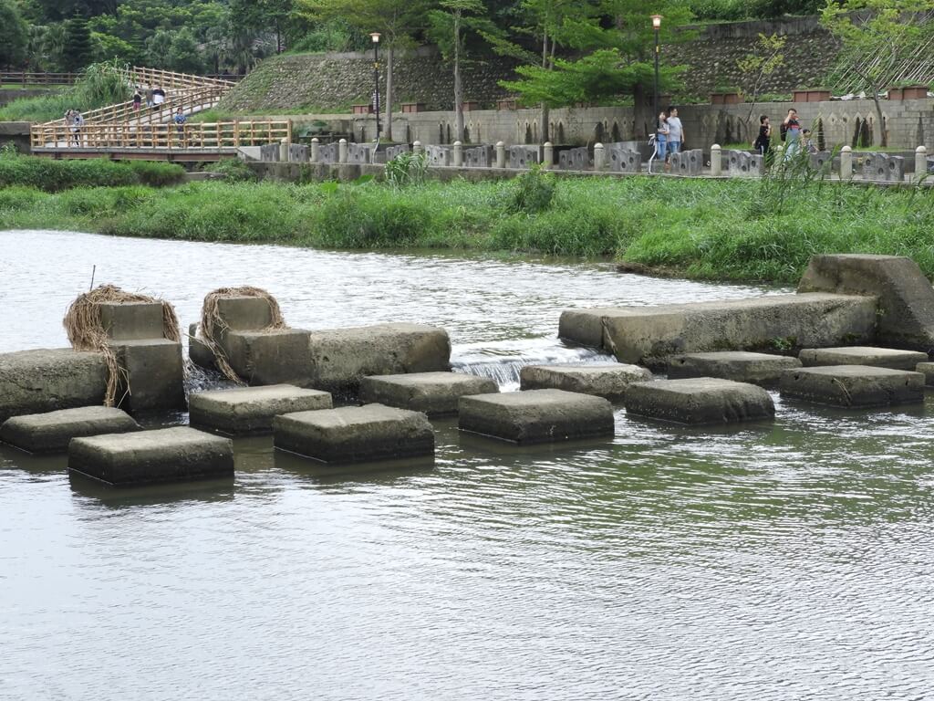 東安古橋（牛欄河親水公園）的圖片：牛欄河上的水泥消波塊