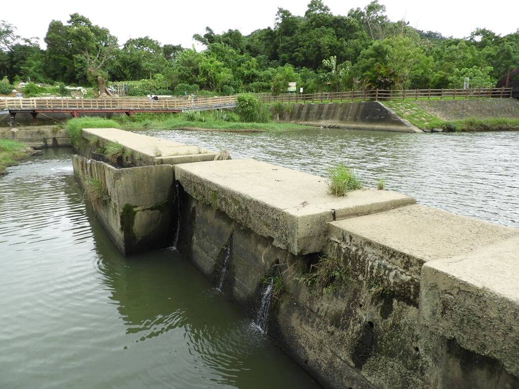 東安古橋（牛欄河親水公園）的圖片：河上的攔水壩