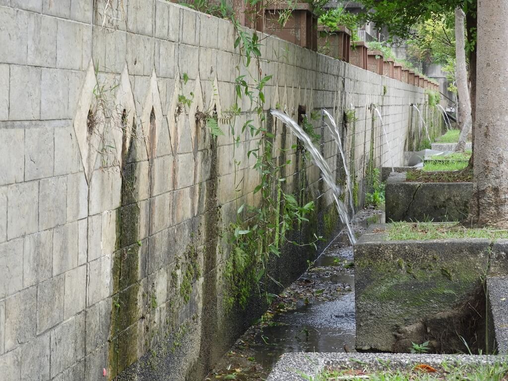 東安古橋（牛欄河親水公園）的圖片：水泥擋土牆上整排的出水孔