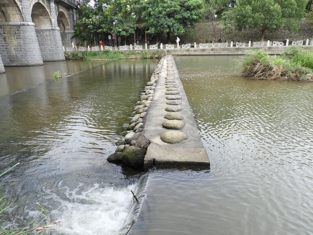 東安古橋（牛欄河親水公園）的圖片：攔水壩（123655976）