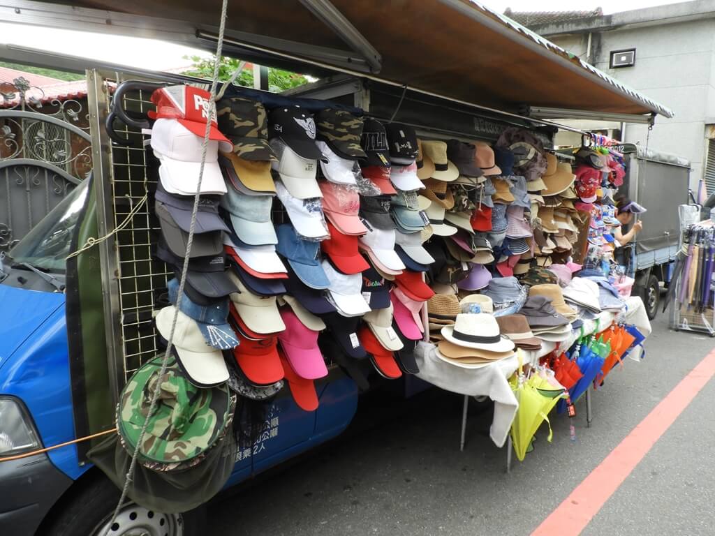 北埔老街的圖片：鴨舌帽、遮陽帽小發財