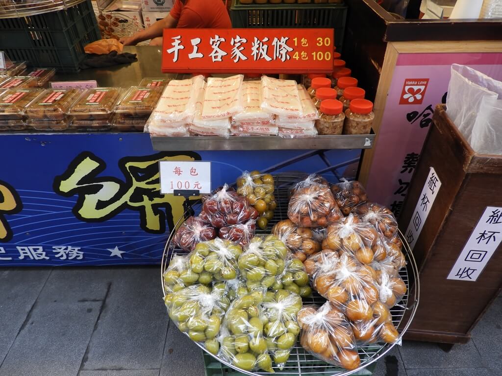 北埔老街的圖片：手工客家粄條、醃橄欖、山楂
