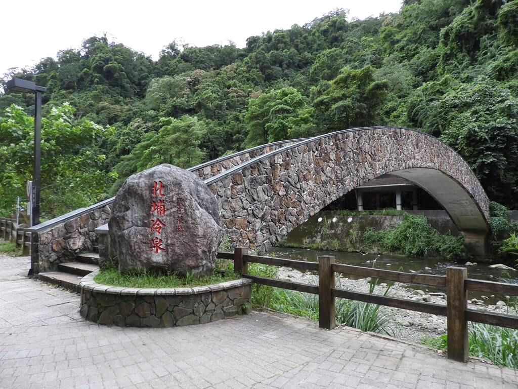 北埔冷泉的圖片：北埔冷泉石及水泥橋