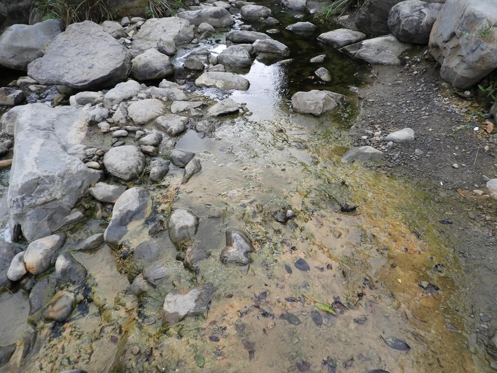 北埔冷泉的圖片：水道地面都是硫磺的顏色
