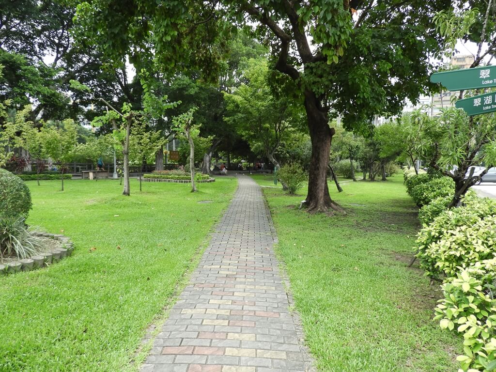 國父紀念館的圖片：翠湖旁的公園走道
