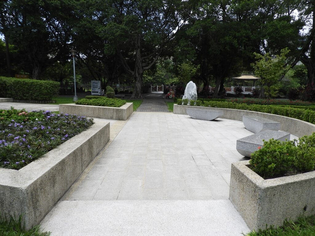 國父紀念館的圖片：走道，前方通往香山橋