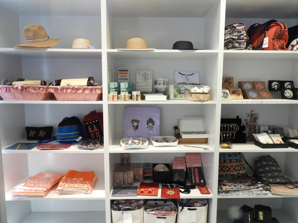 凱達格蘭文化館的圖片：草帽、胸章、背墊、包包、手環 ...