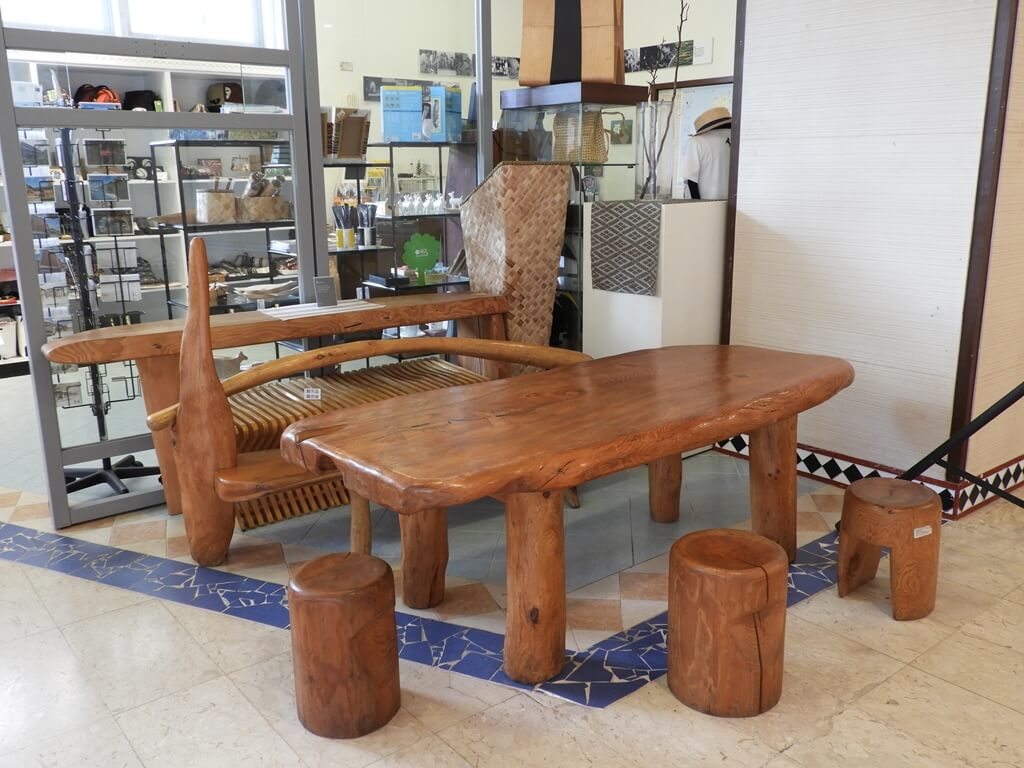 凱達格蘭文化館的圖片：原木桌椅組