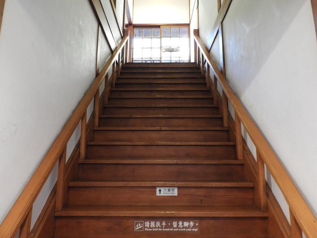 北投文物館的圖片：相當陡的木造樓梯