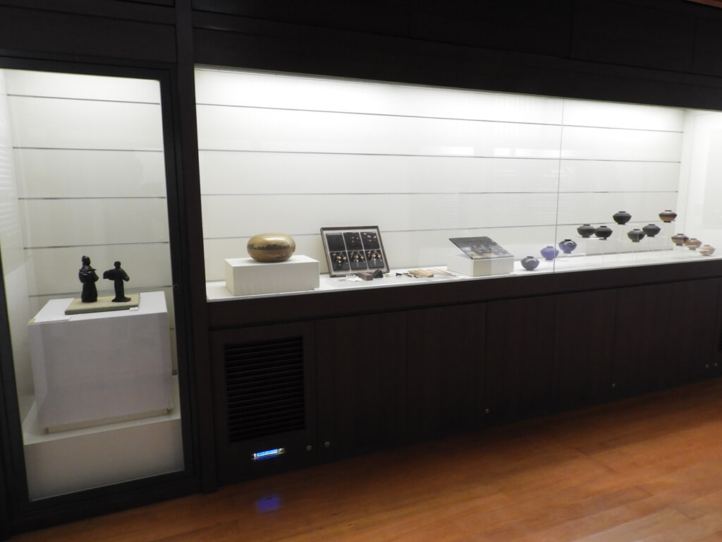 北投文物館的圖片：許多珍貴的精品展示櫥窗