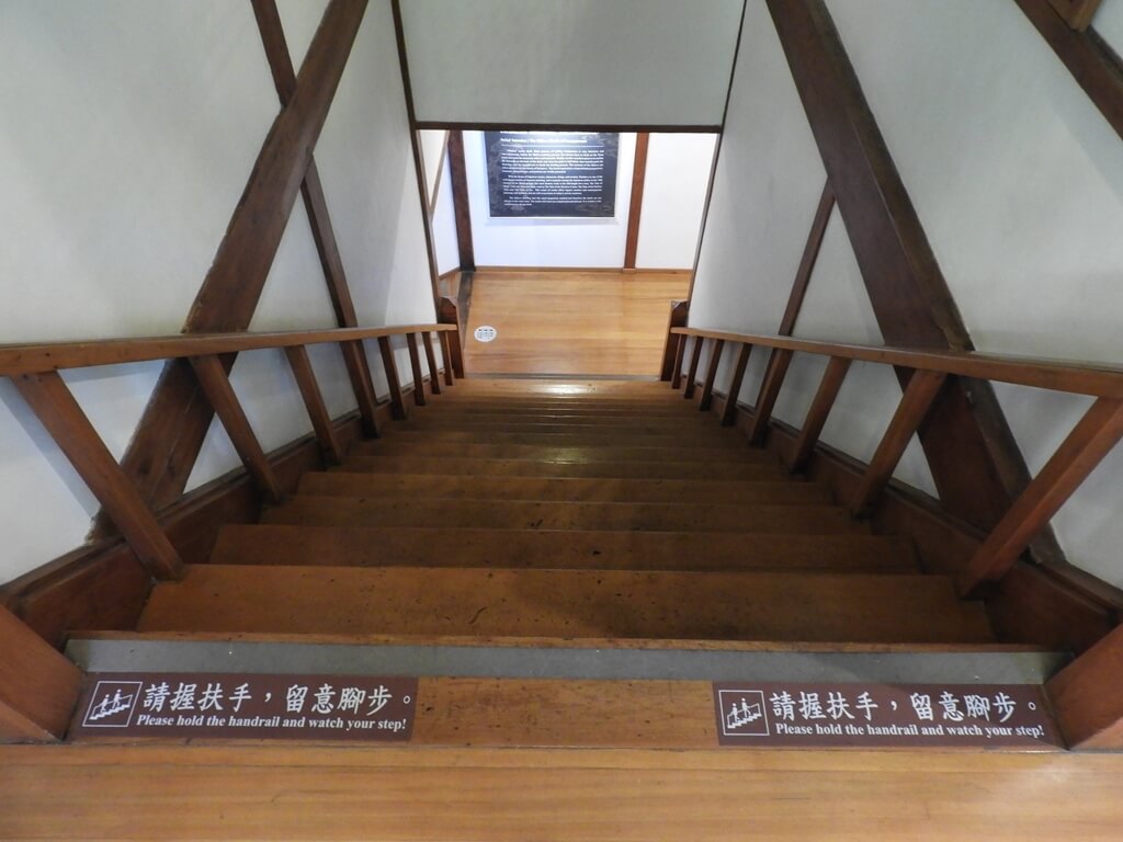 北投文物館的圖片：通往一樓的木造階梯，相當陡