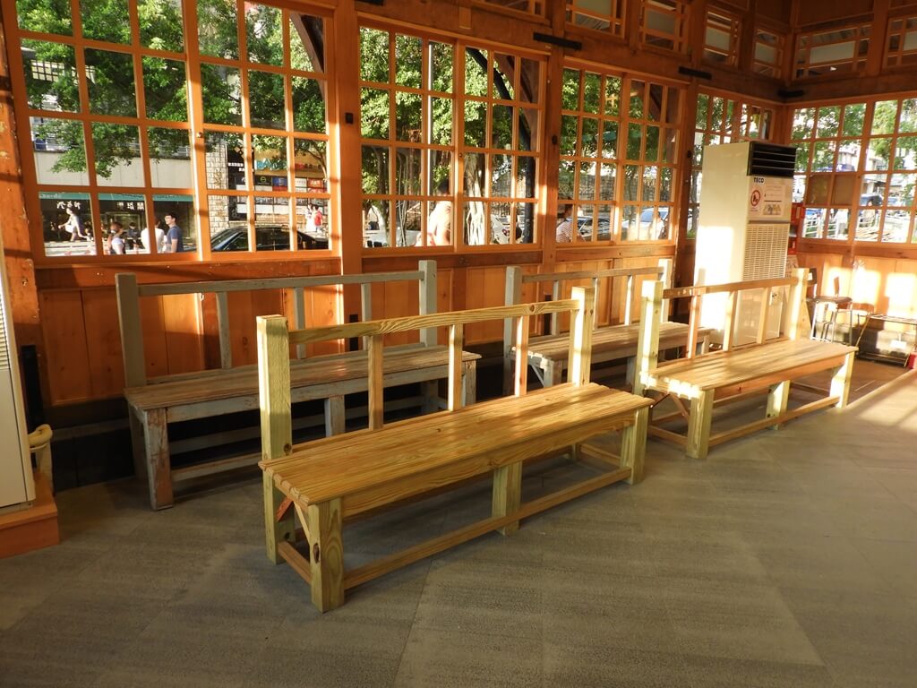 新北投車站的圖片：木造等車椅