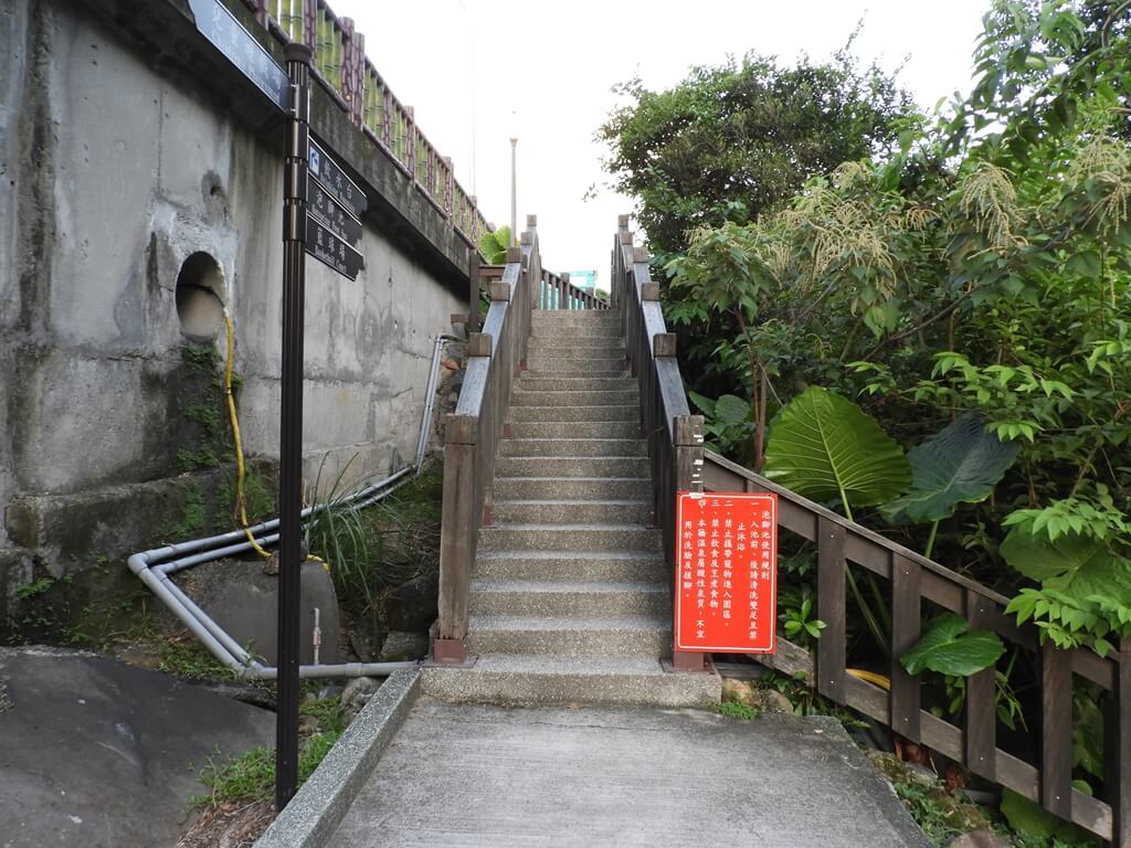 北投泉源公園溫泉泡腳池園區的圖片：步上階梯就能看到泡腳池