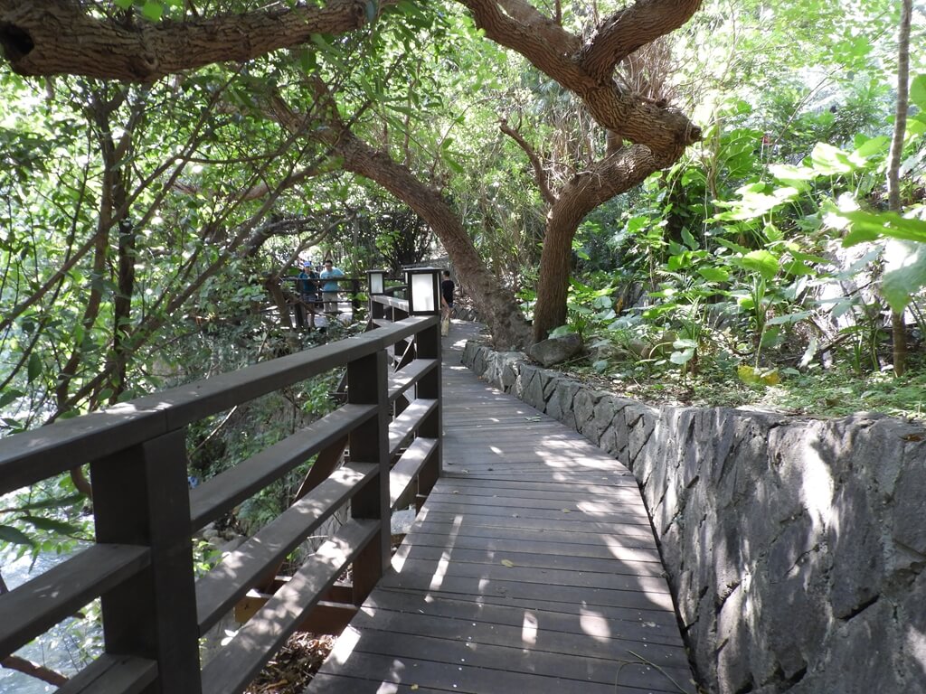 北投公園的圖片：溪水邊的木棧步道