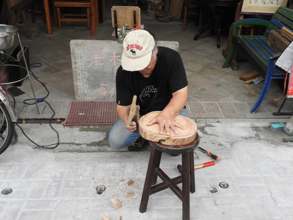 湖口老街的圖片：老木匠正在製作砧板