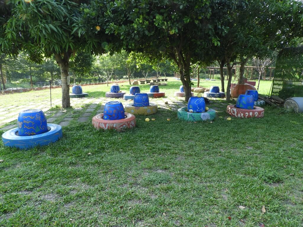 湖南村生態戰車公園的圖片：輪胎與水桶做成的藝術