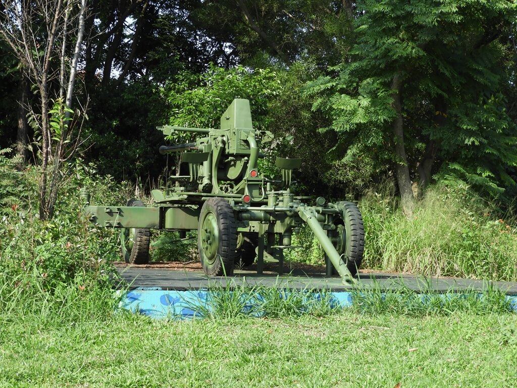 湖南村生態戰車公園的圖片：最角落的拖曳式砲車
