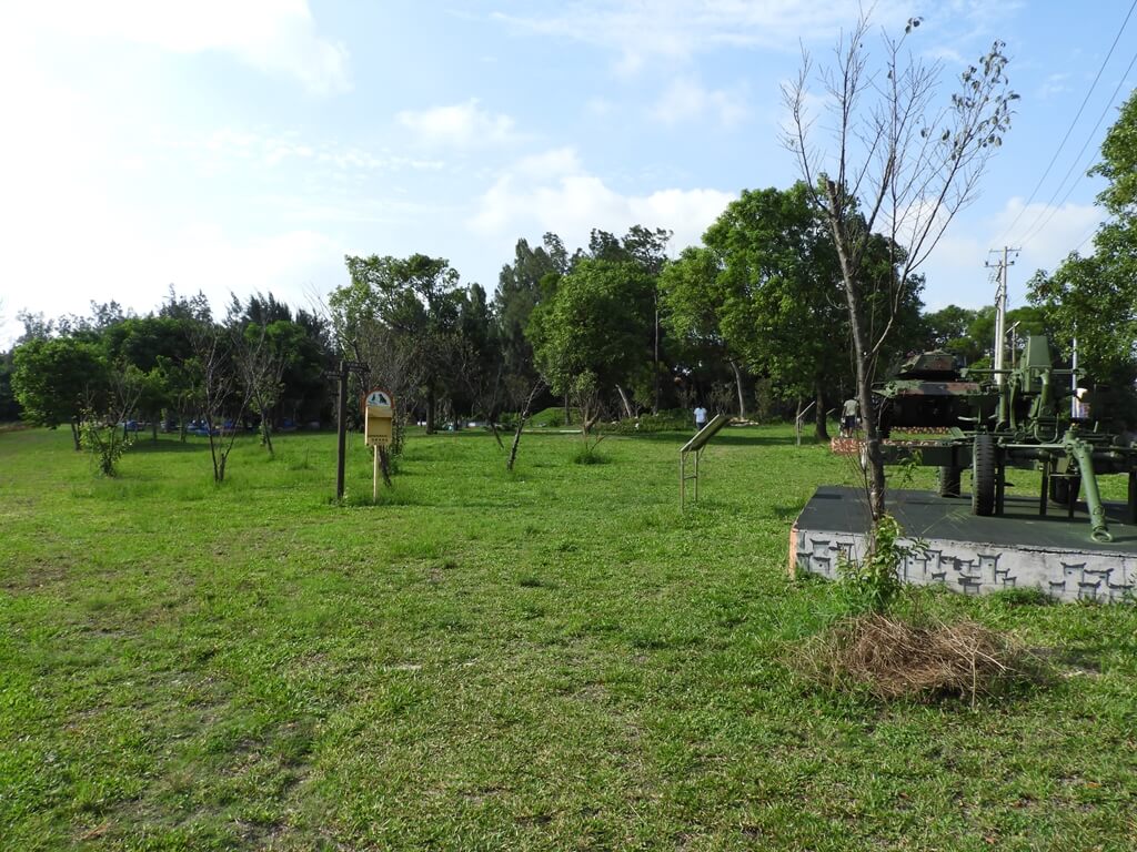 湖南村生態戰車公園的圖片：綠油油的大草皮
